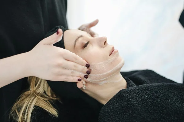 تکنیکهای ماساژ صورت بهمنظور رفع چین و چروک و افزایش لطافت پوست